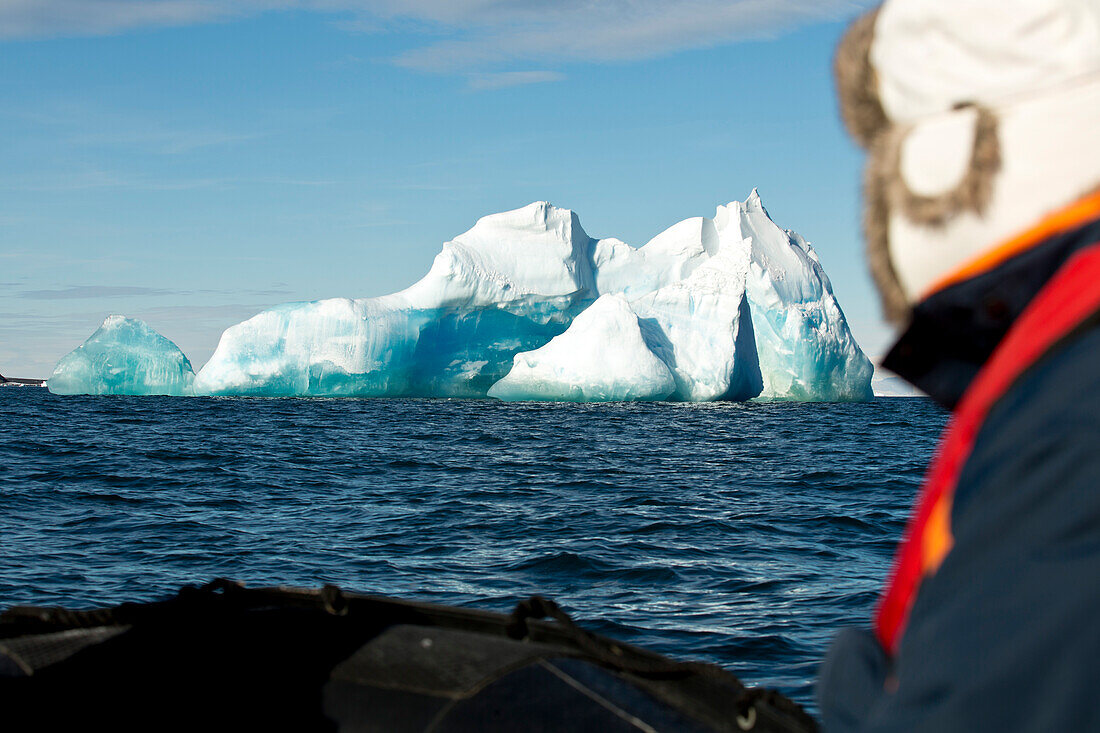 Eisberg im strahlenden Sonnenlicht vor Bird Point, Ross Insel, Antarktis