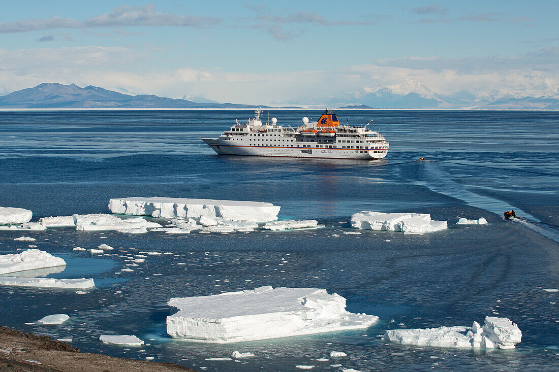 Expeditions-Kreuzfahrtschiff MS Hanseatic (Hapag-Lloyd Kreuzfahrten) in der Bucht vor McMurdo Station, Ross Insel, Antarktis