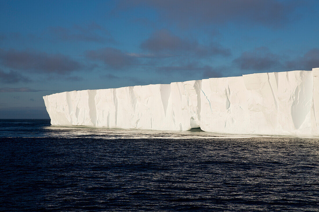 Eisberg im Sonnenlicht, nahe Possession Insel, Antarktis