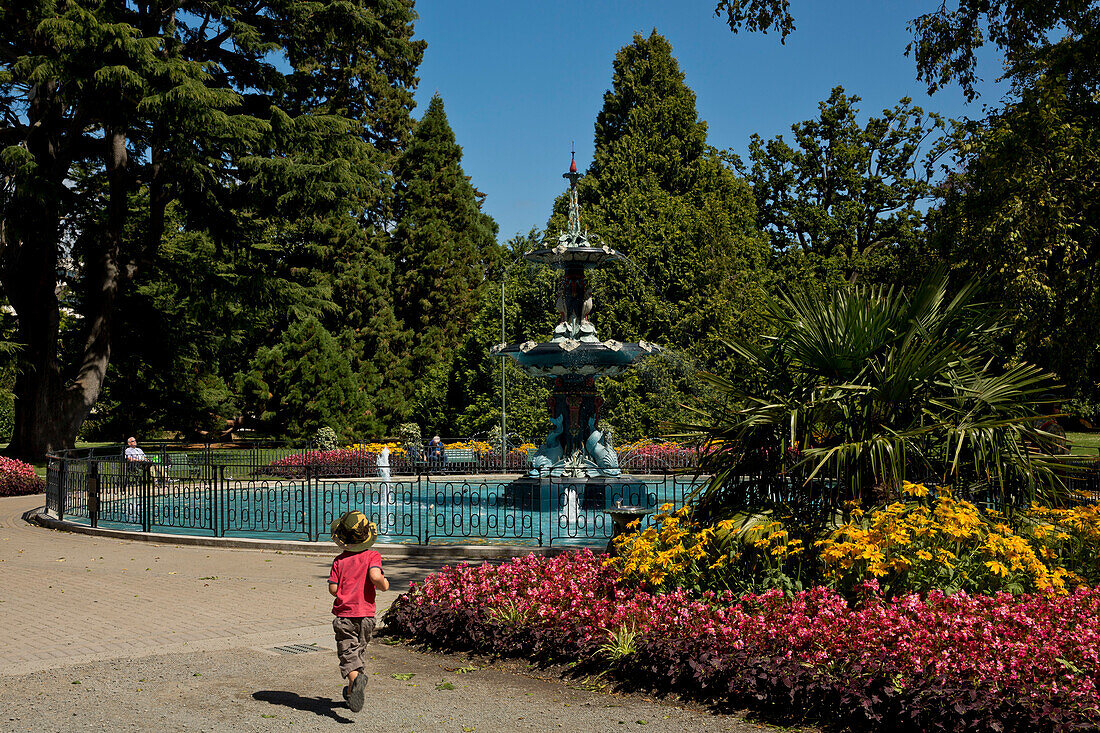 Kleiner Junge vor dem Peacock Brunnen im Christchurch Botanischer Garten, Christchurch, Canterbury, Südinsel, Neuseeland
