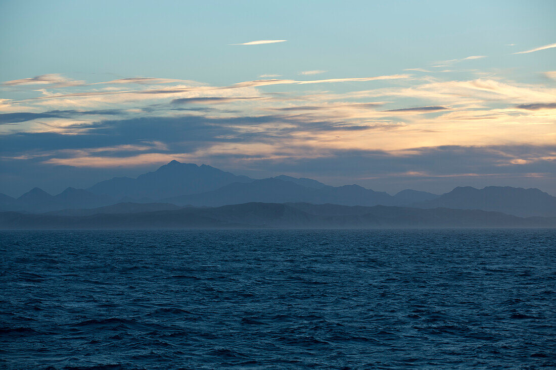 Blick auf die abendliche Küste der Südinsel Neuseelands, im Zentrum ist der Cape Campbell Leuchtturm zu sehen, nahe Blenheim, Marlborough, Südinsel, Neuseeland
