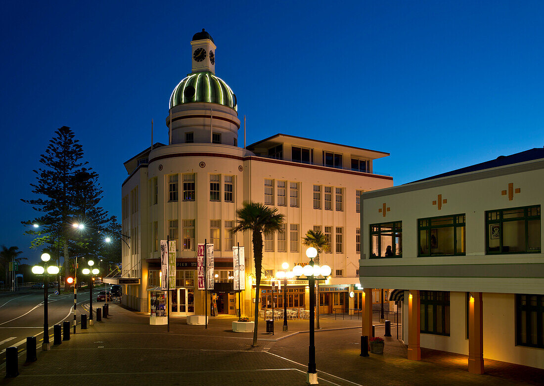 Die Kuppel des TundG Gebäudes im Jugendstil Design in der Dämmerung, Napier, Hawke's Bay, Nordinsel, Neuseeland