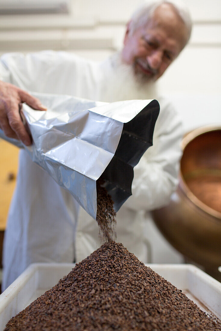 Roberto Catinari, Schokolade, Meisterchocolatier, Chocolatier mit Kakaobohnen, toskanische Schokoladenmanufaktur, Schokoladenkunst, Agliana, Toskana, Italien