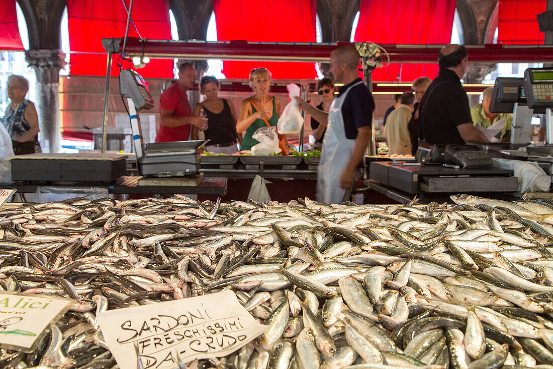 Markthallen des Mercato di Rialto, Fischmarkt, Venedig, Italien