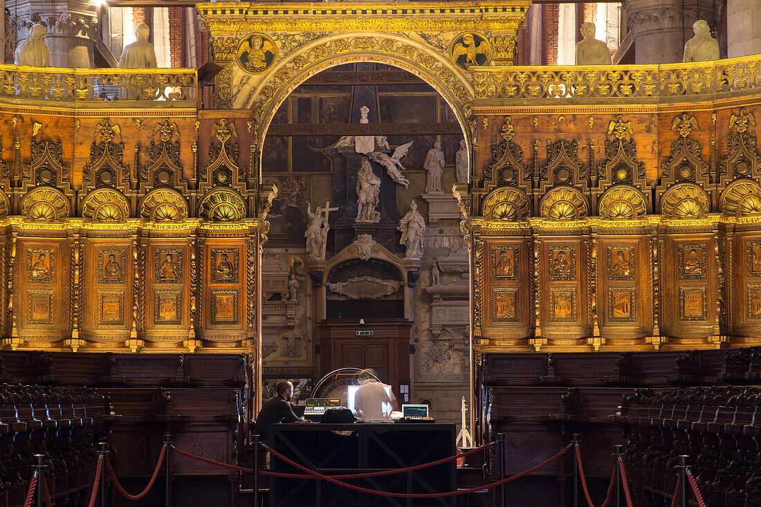 vergoldete Chorschranke, Hochaltar, während einer Konzertvorbereitung, Santa Maria Gloriosa dei Frari, Frarikirche, Venedig, Italien