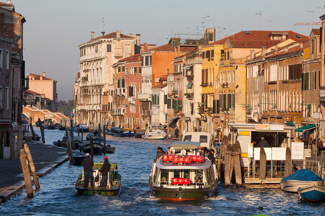 Transportkahn, Barke, Motorboote, auf dem Canale Cannaregio, Venedig, Italien
