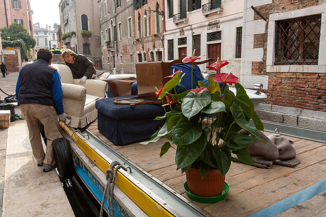 Wohnumzug, Transportkahn, Barke, Motorboote, Umzug aufs Festland, Seitenkanal, Venedig, Italien