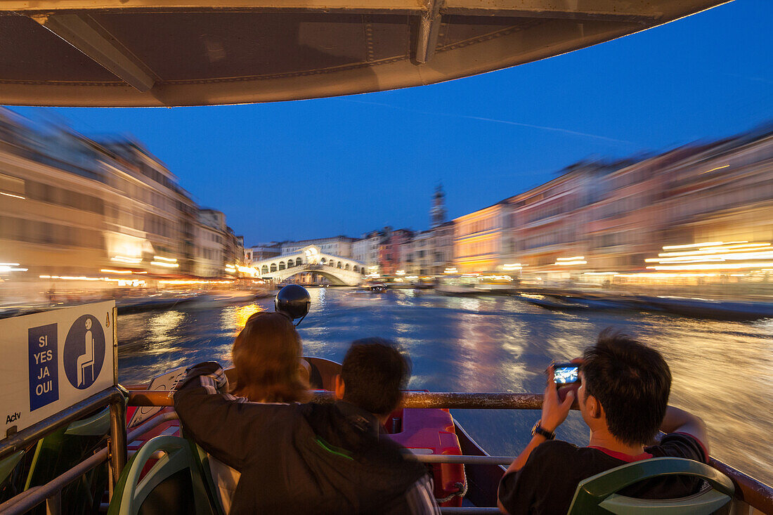 Öffentlicher Nahverkehr, Bus, Vaporetto auf Canal Grande, Rialtobrücke, Venedig, Italien