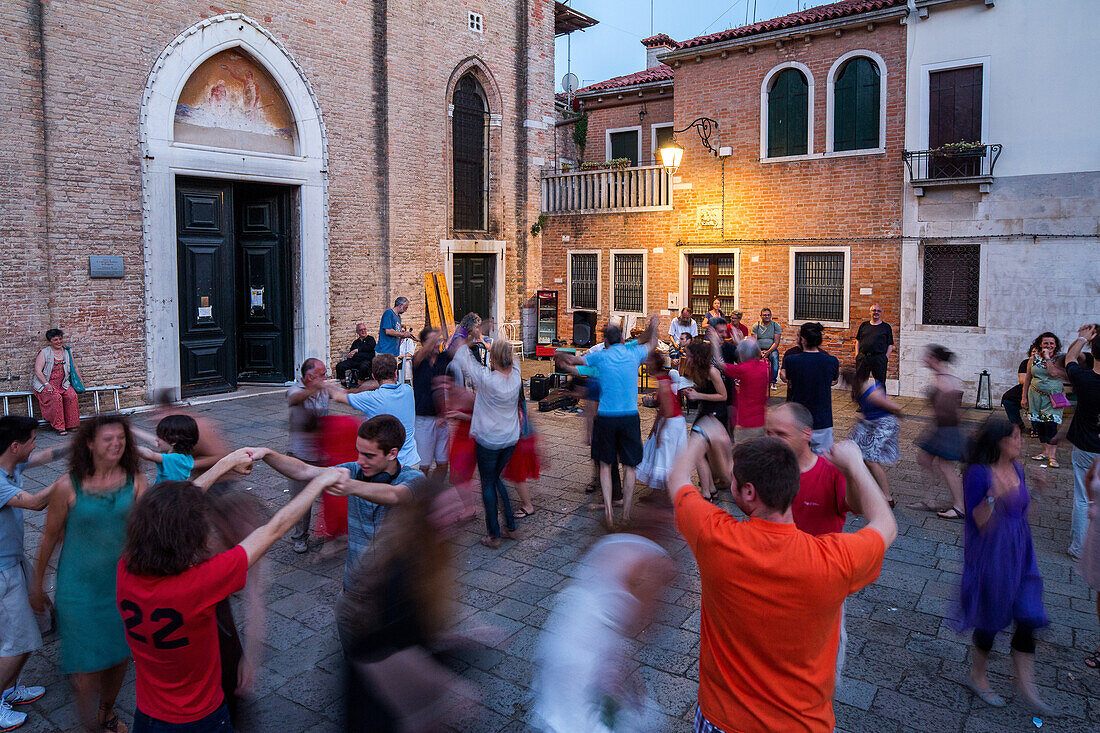 Tanzfest auf der Campo della Bragora, Gruppentanz, Polka, Tanzschritte, venezianische Volkstänze, Stadtteil Castello, Venetien, Venedig, Italien