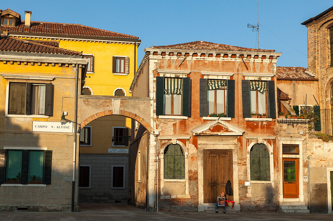 sonnenbeschienene Fassaden eines kleinen Palazzo am Campo und Kirche San Alvise, Kirche Cannaregio, Venetien, Venedig, Italien