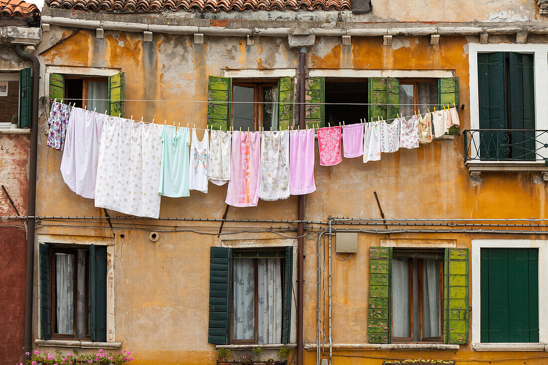 Wäschetrocknen an über Gassen gespannte Wäscheleine, Stadtteil Castello, Venetien, Venedig, Italien
