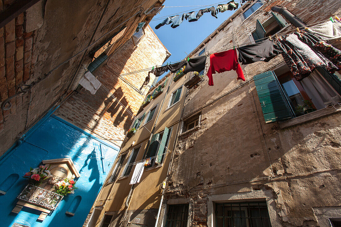 Wäschetrocknen an über enge Gasse gespannte Wäscheleinen, Heiligenschrein, Stadtteil Castello, Venetien, Venedig, Italien