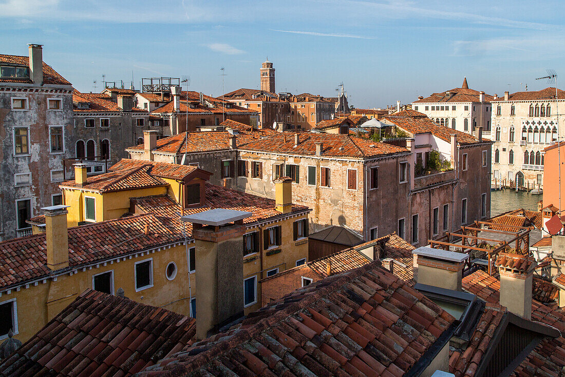 Blick vom Palazzo Fortuny hinüber zum Canal Grande, Ziegeldächer, Terracotta, Dachterrassen, Venetien, Venedig, Italien