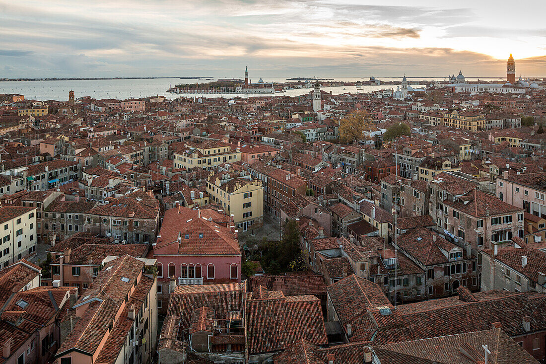 Blick vom Campanile der Kirche San Francesco della Vigna, Sestiere Castello, im Hintergrund Insel San Giorgio Maggiore, Venedig, Italien