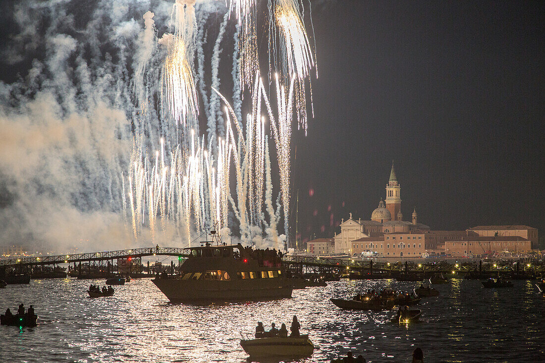 Feuerwerk zu Beginn der Festa del Redentore, Fest zum Gedenken der Erlösung von der Pest, Venedig, Italien