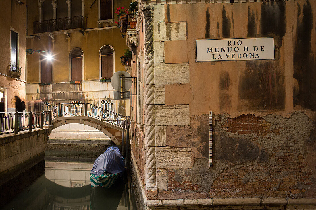 kleiner Kanal, Nachtaufnahme, beleuchtete Steinfassade, Steinbrücke, Spiegelung im Kanal, festgemachte Boote, Blaue Stunde, Dorsoduro, Venedig, Italien