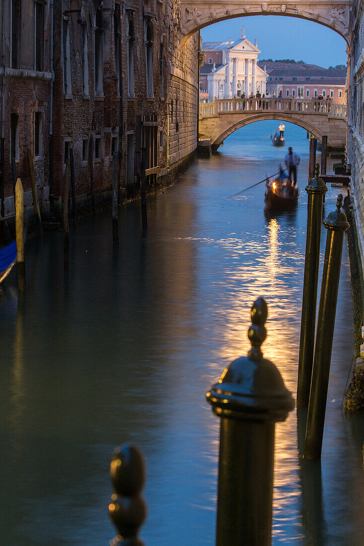 Kanal, Gondelfahrt durch den Rio di Palazzo e della Canonica, Seufzerbrücke, Dogenpalast, Venedig, Italien
