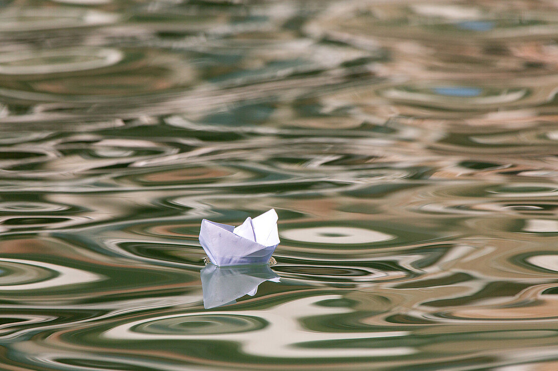 Papierschiff, weiss, gefaltetes Papierboot auf Wellen im Canal Grande, Venedig, Italien