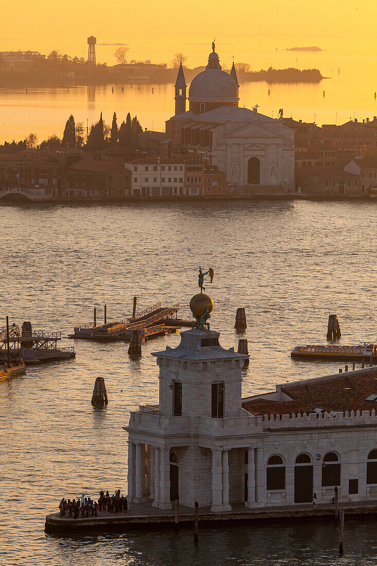 Sonnenuntergang, Blick vom Campanile Piazza San Marco zur Punta della Dogana, Venedig, Italien