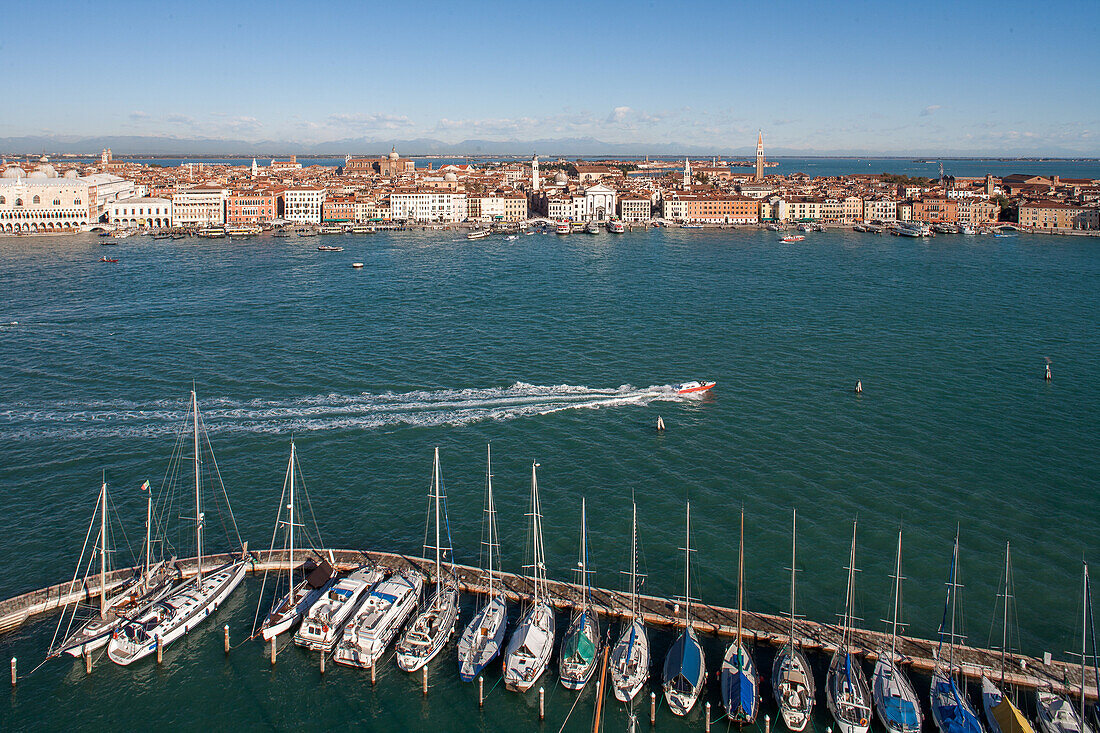 Blick vom Campanile der Basilika San Giorgio Maggiore über kleinen Jachthafen der Insel, Lagune von Venedig, Italien