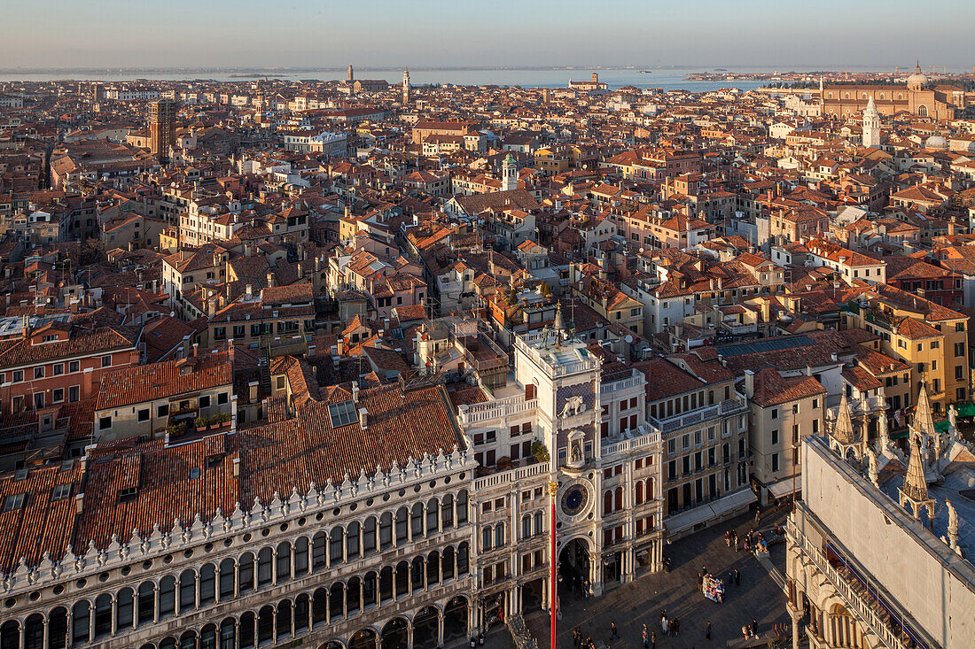 Nachmittag, Blick vom Campanile Piazza San Marco, Dogenpalast, Dächermeer, Venetien, Lagune von Venedig, Italien