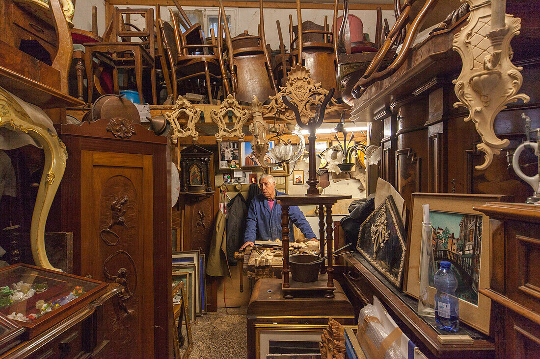 Holzschnitzer, Restauration von Möbeln und Schnitzen von Bilderrahmen, Venedig, Italien