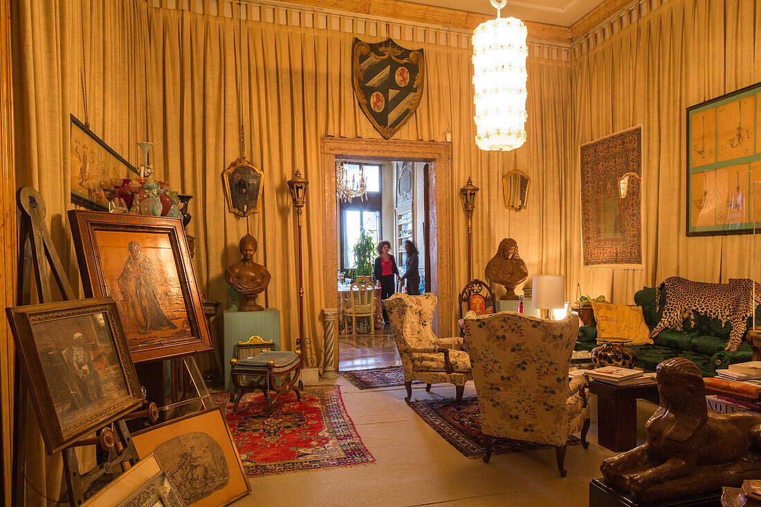 Glas-Sammler präsentieren die besten Stücke von Murano-Glasobjekten in ihrer Privatwohnung im Palazzo Barbarigo, Venedig, Italien