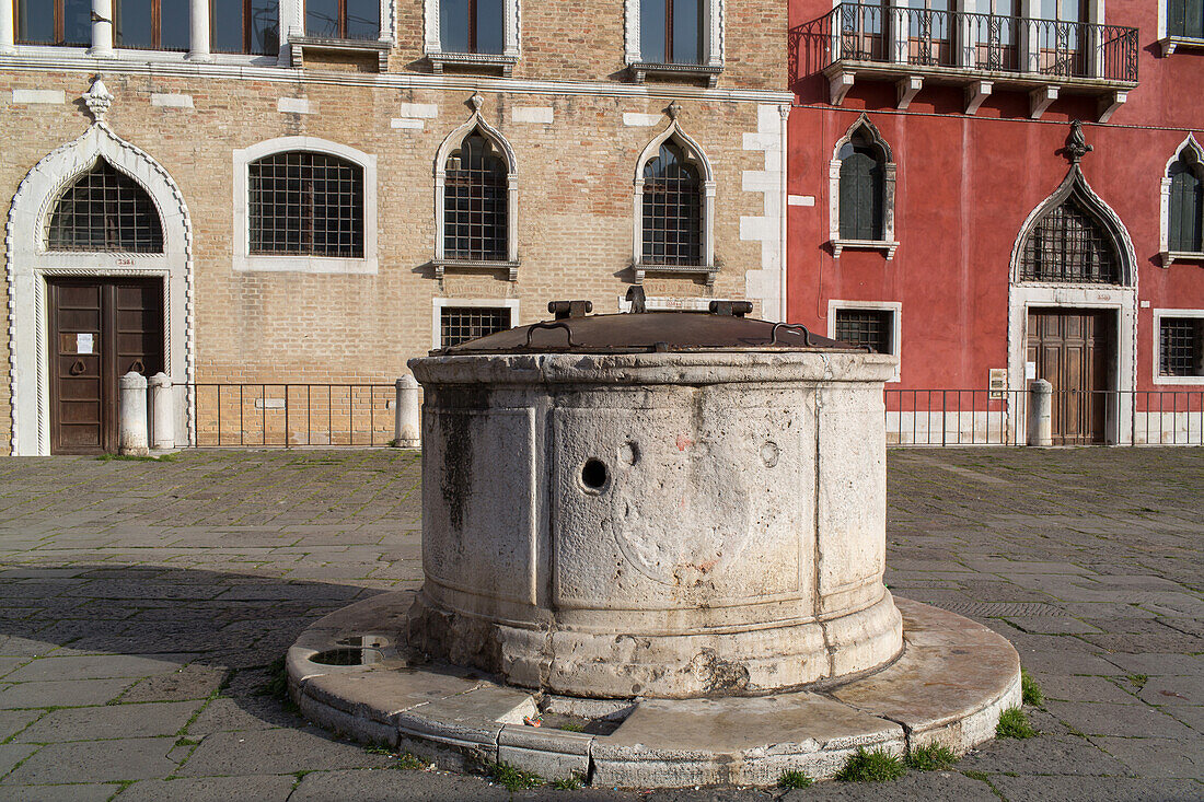 Brunnen über Trinkwasserzisterne, Brunnenkopf aus Stein, Venedig, Italien