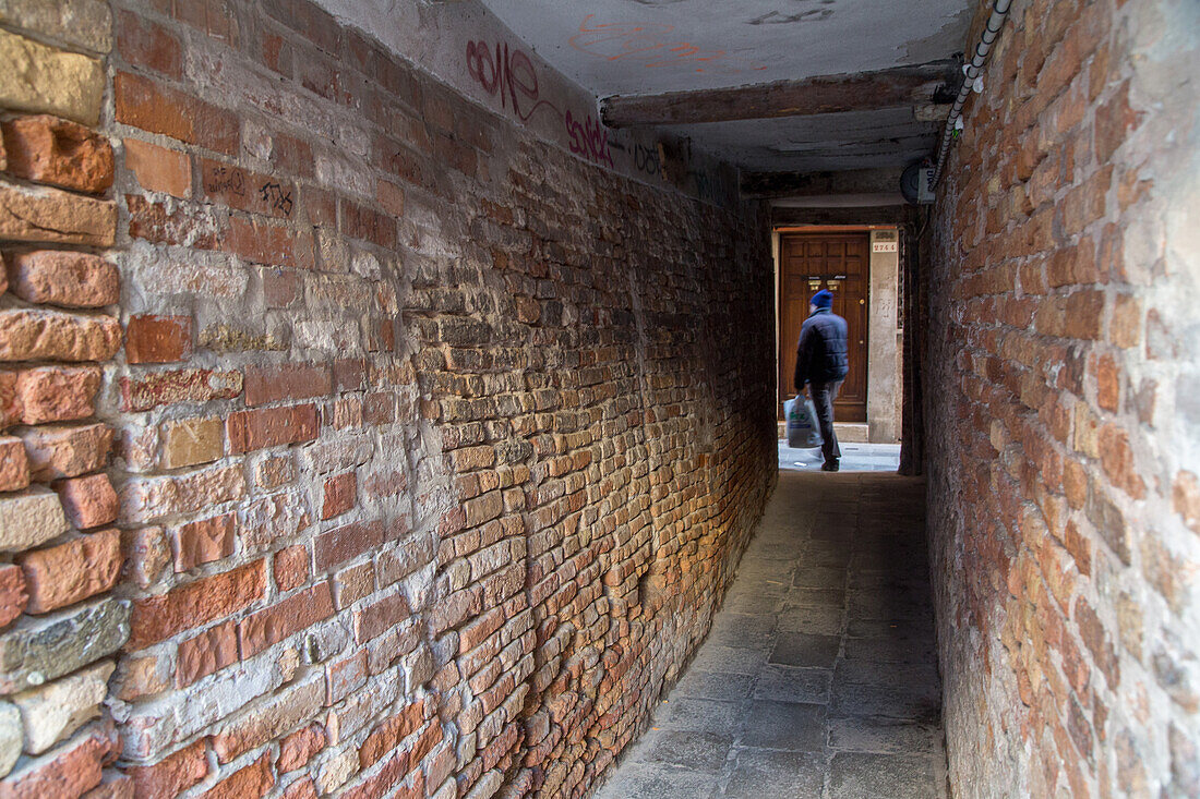 enge Unterführung, Ziegelmauern sotoportego, Fußgänger, Tunnel, Gasse, Venedig, Italien