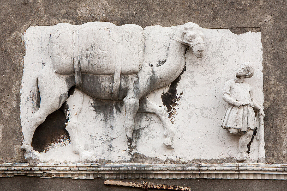 Kamel und Treiber als Skulpturenrelief am Palazzo Mastelli, Campo dei Mori, Venedig, Italien