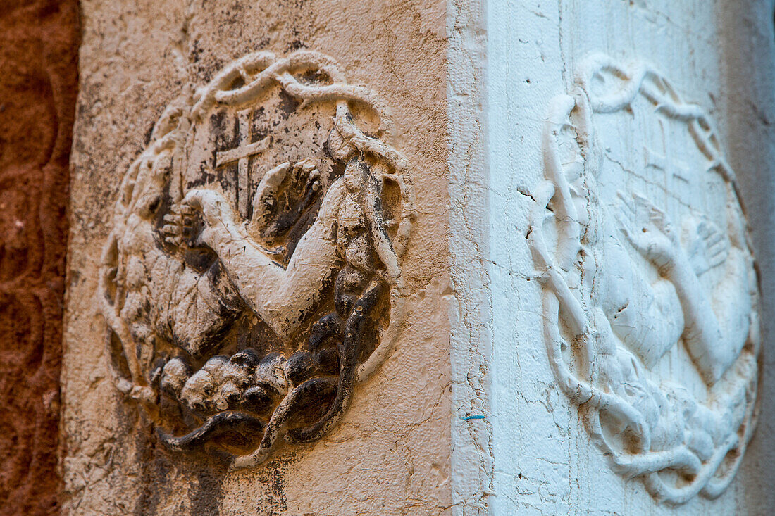 Steintafel Dornenkranz Christi, gekreuzten Arme des heiligen Franziskus, Symbol des Ordens der Franziskaner, Castello, Venedig, Italien