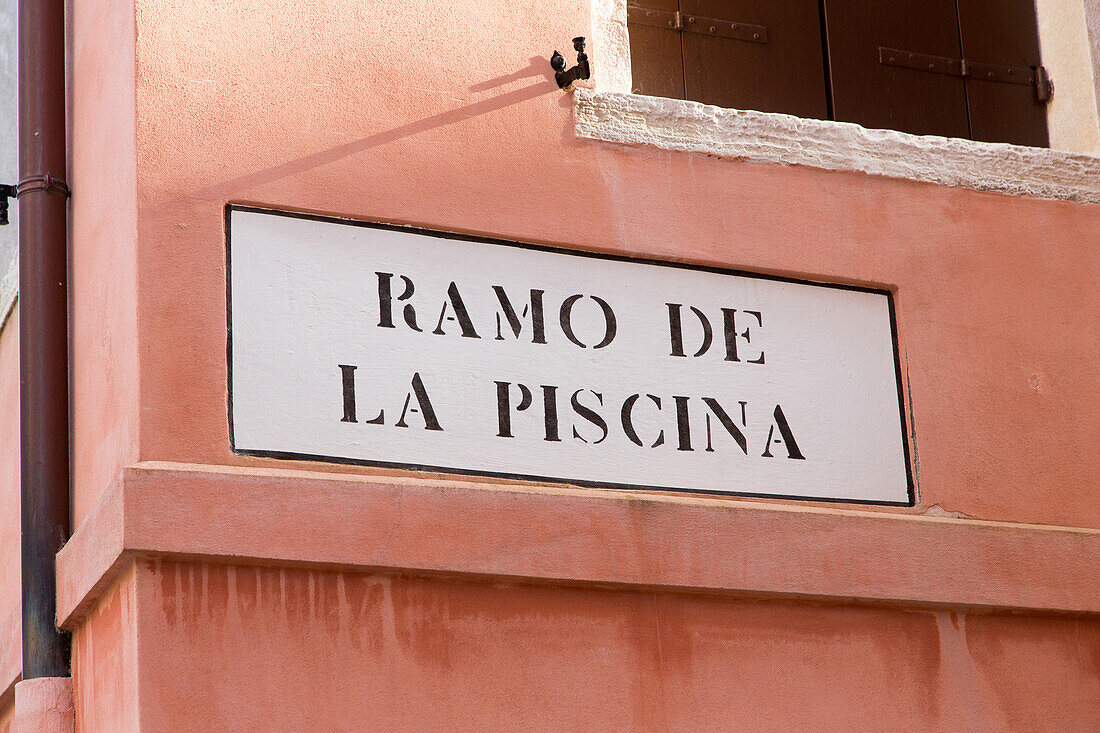 Nizioleto, small cloth, painted street signs, walls, directions, historic, traditional, Venice, Italy