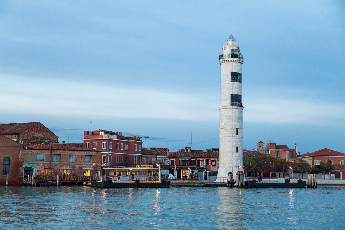 Murano, Insel der Glasbläser, Glaskunst, Abendlicht, Leuchtturm am Canale dei Marani, Anleger Vaporetto, Lagune, Venedig, Italien