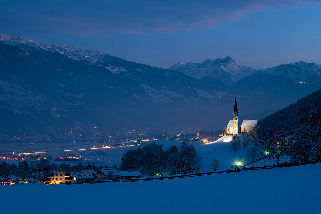 Kirche auf dem Pankraz-Berg am Eingang zum Zillertal, Tirol, Österreich