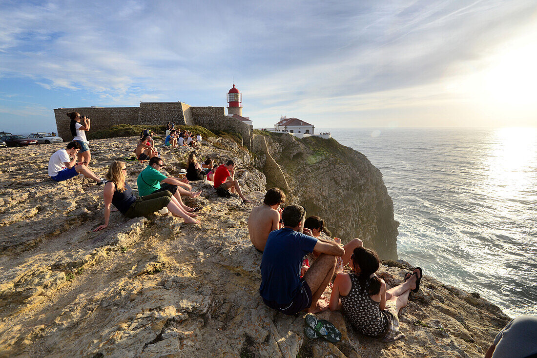 Leute betrachten den Sonnenuntergang am Cabo Sao Vicente bei Sagres, Algarve, Portugal