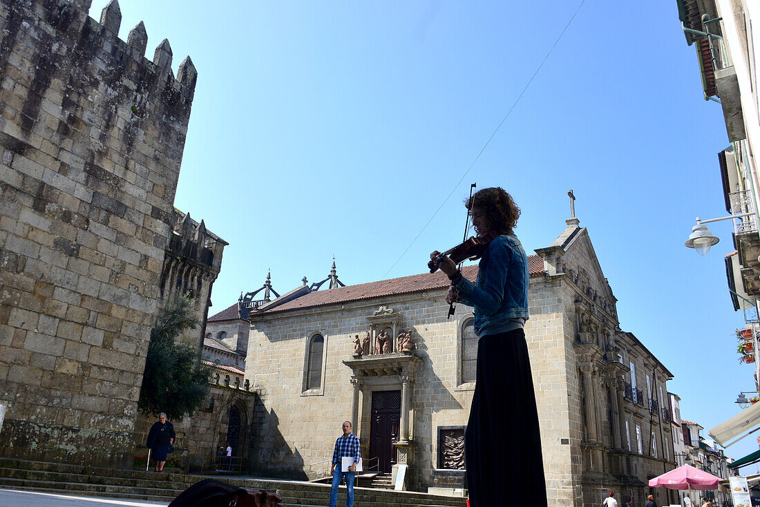 Musician at the Cathedral, Braga, Minho, Northwest-Portugal, Portuga