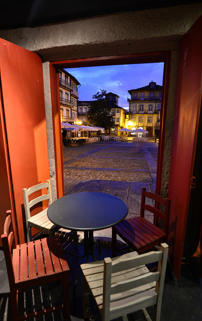 Praca de Sao Tiago im Abendlicht, Guimaraes, Minho, Nordwest-Portugal, Portugal