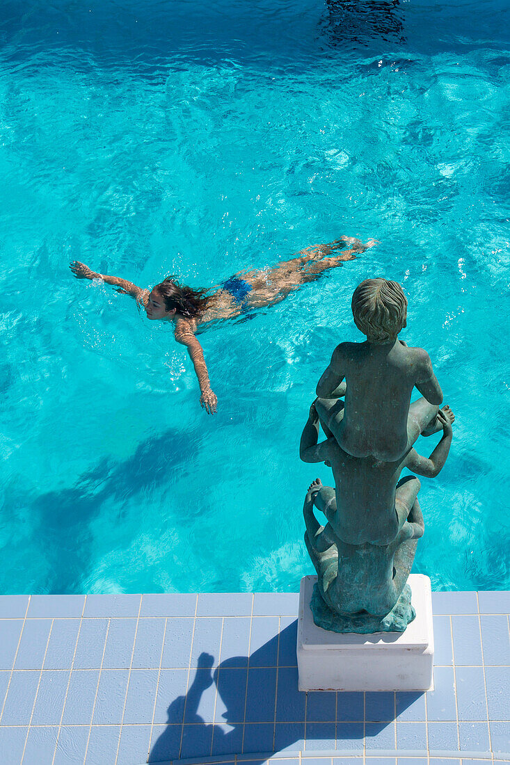 Junge Frau schwimmt in Pool von Kreuzfahrtschiff MS Deutschland (Reederei Peter Deilmann), nahe Sevilla, Andalusien, Spanien, Europa