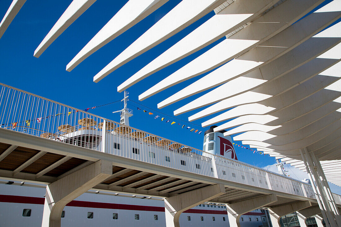 Moderne Architektur vom Malaga Kreuzfahrtterminal mit Kreuzfahrtschiff MS Deutschland (Reederei Peter Deilmann) an der Pier, Malaga, Andalusien, Spanien, Europa