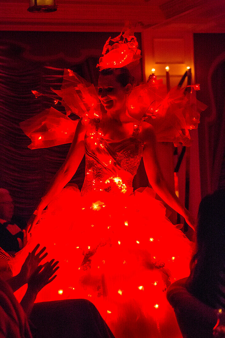 Tänzerin des Show Ballett Imperior mit leuchtendem roten Kleid im Kaisersaal an Bord von Kreuzfahrtschiff MS Deutschland (Reederei Peter Deilmann), Mittelmeer, nahe Spanien, Europa