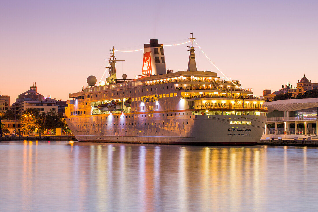 Kreuzfahrtschiff MS Deutschland (Reederei Peter Deilmann) am Kreuzfahrtterminal im Hafen in der Abenddämmerung, Malaga, Andalusien, Spanien, Europa