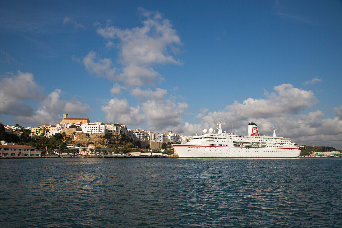 Kreuzfahrtschiff MS Deutschland (Reederei Peter Deilmann) bei Ankunft im Hafen von Mahon, Mahon, Menorca, Balearen, Spanien, Europa