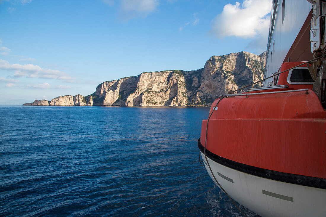 Rettungsboot von Kreuzfahrtschiff MS Deutschland (Reederei Peter Deilmann) und Küste, Insel Capri, Kampanien, Italien, Europa