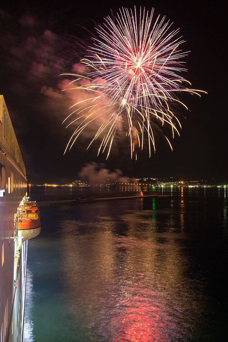 Feuerwerk hinter Kreuzfahrtschiff MS Deutschland (Reederei Peter Deilmann) anläßlich Erstanlauf in den Hafen von Pozzuoli, Pozzuoli, Kampanien, Italien, Europa