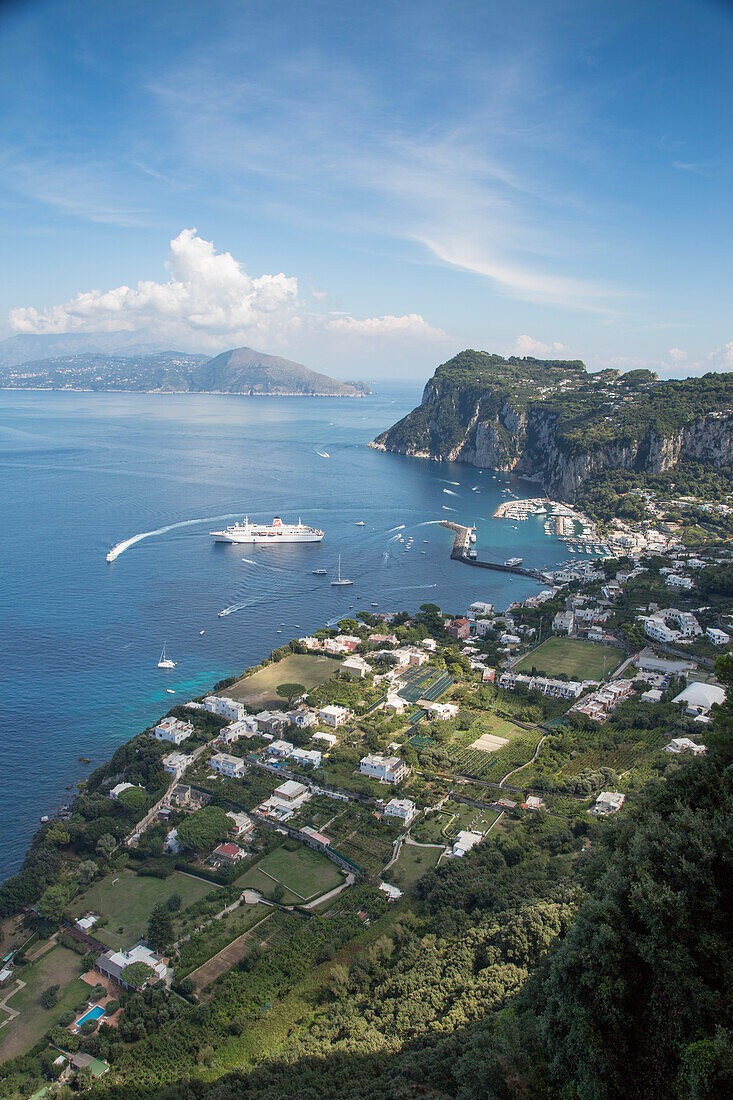 Kreuzfahrtschiff MS Deutschland (Reederei Peter Deilmann) ankert im Hafen, Insel Capri, Kampanien, Italien, Europa