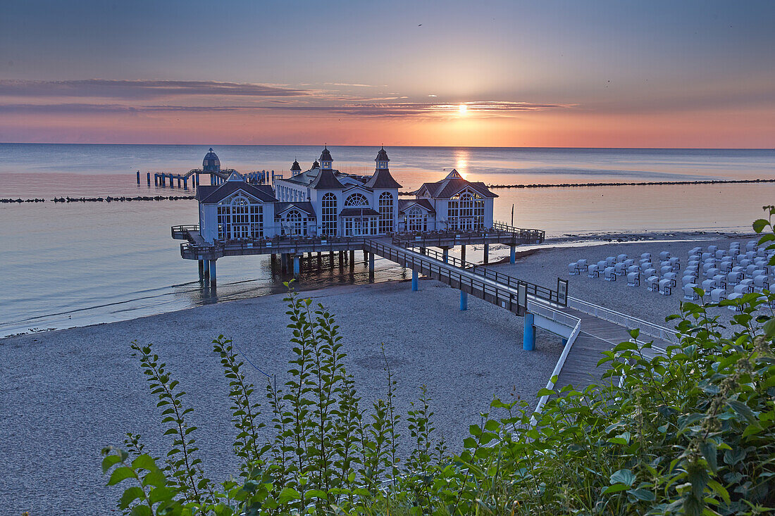 Sonnenaufgang an der Seebrücke Sellin, Insel Rügen, Mecklenburg Vorpommern, Deutschland