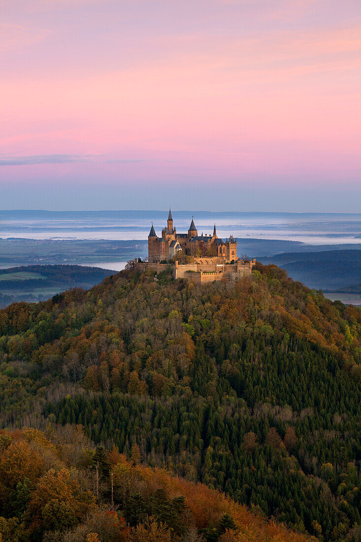 Blick zur Burg Hohenzollern, bei Hechingen, Schwäbische Alb, Baden-Württemberg, Deutschland