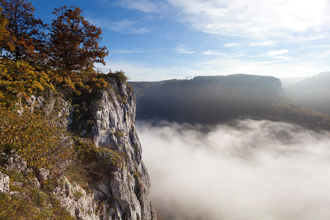 Eichsfelsen, Nebel im Tal der Donau, Naturpark Oberes Donautal, Schwäbische Alb, Baden-Württemberg, Deutschland