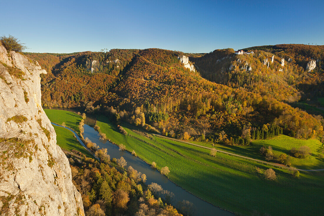 Eichsfelsen, Blick ins Tal der Donau und zur Burg Wildenstein, Naturpark Oberes Donautal, Schwäbische Alb, Baden-Württemberg, Deutschland