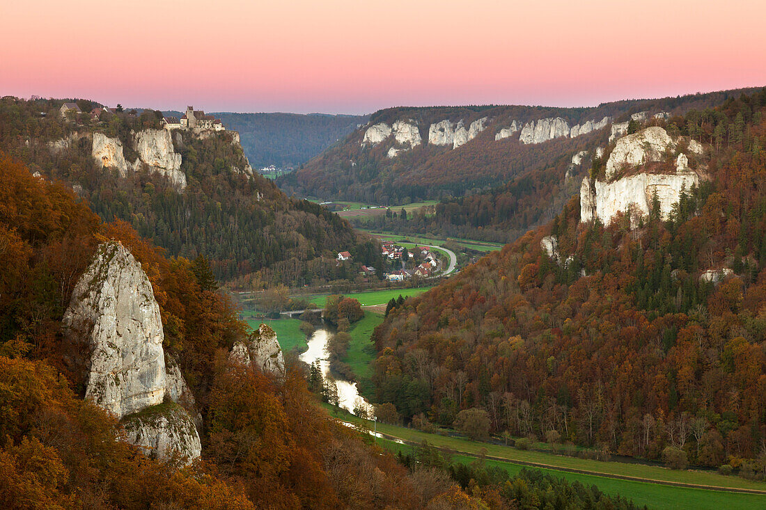 Blick über das Tal der Donau zum Schloss Werenwag, Naturpark Oberes Donautal, Schwäbische Alb, Baden-Württemberg, Deutschland